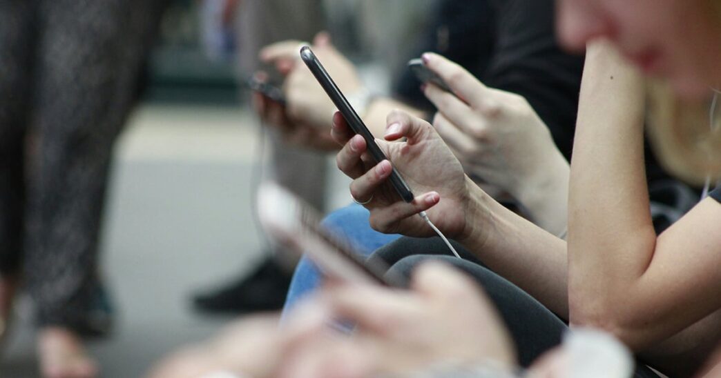10 Gentle Ways to Break Up With Your Phone (Without Missing It)