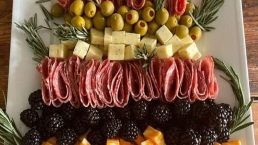 15 Christmas Charcuterie Board Ideas That’ll Steal the Show