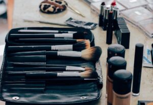How Mobile Beauty Pros Are Running Their Entire Business From Their Phone While Traveling The World